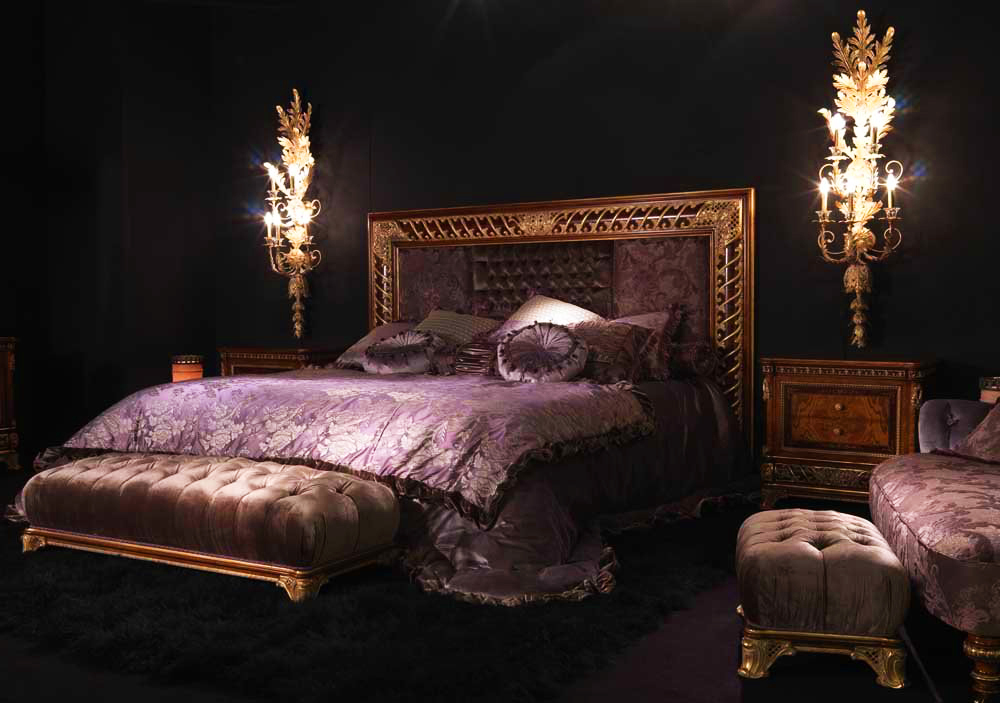 Готическая спальня, темно фиолетовая