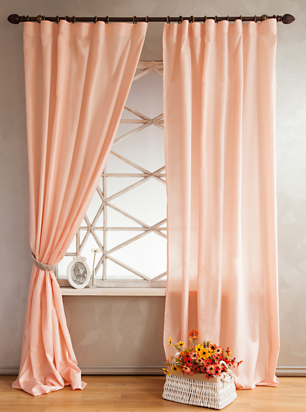 Персиковые шторы в вашем интерьере