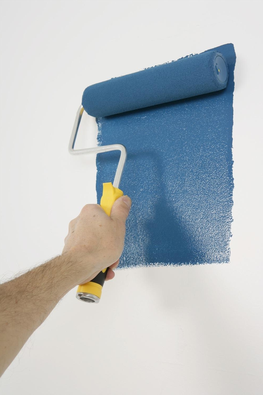 Покраска стен малярным валиком – отличный результат при небольших трудовых и временных затратах!