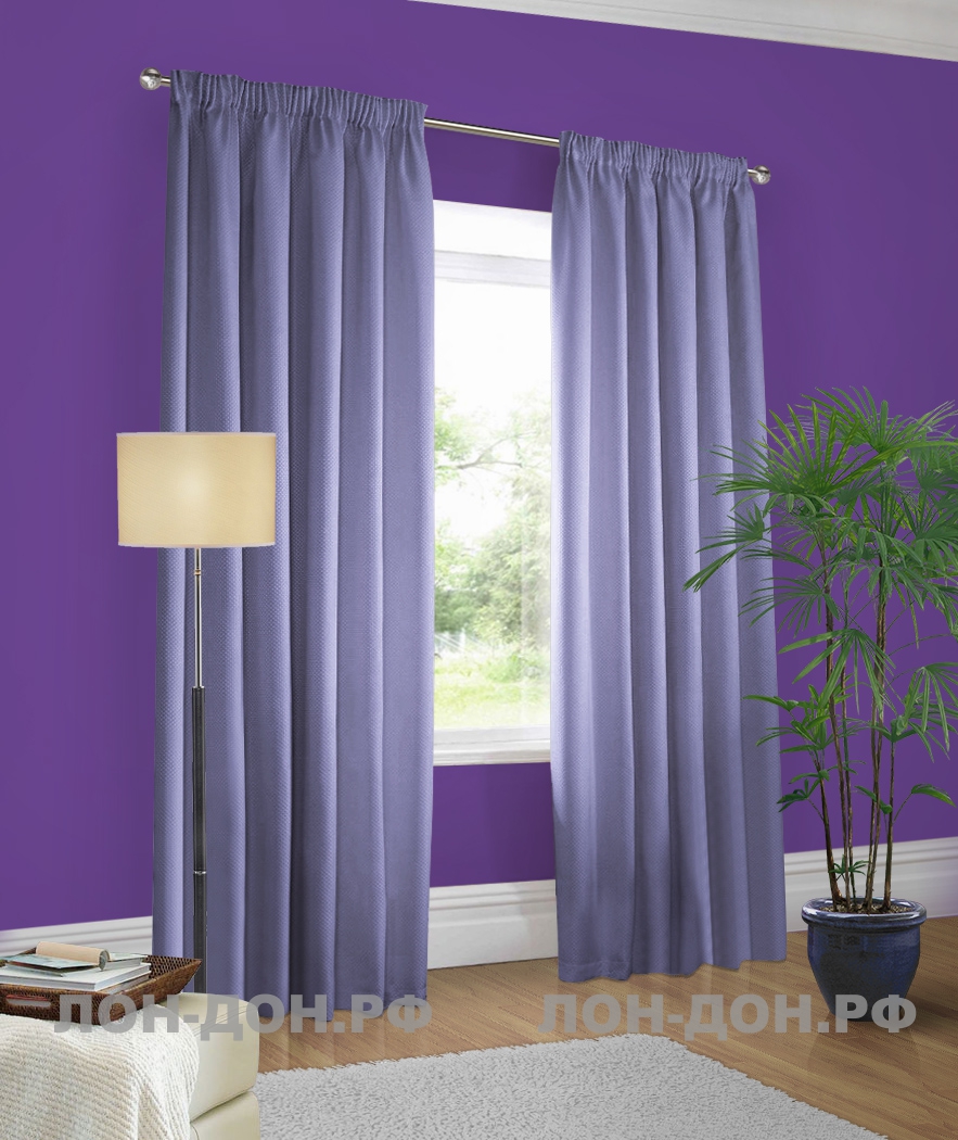 Фиолетовые стены — светло-синие шторы