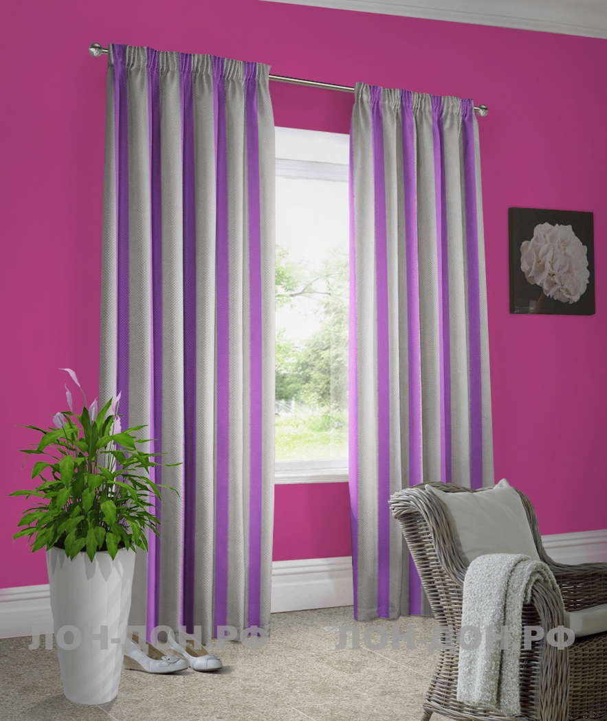 Малиновые стены — светло-серые в лиловую полоску шторы