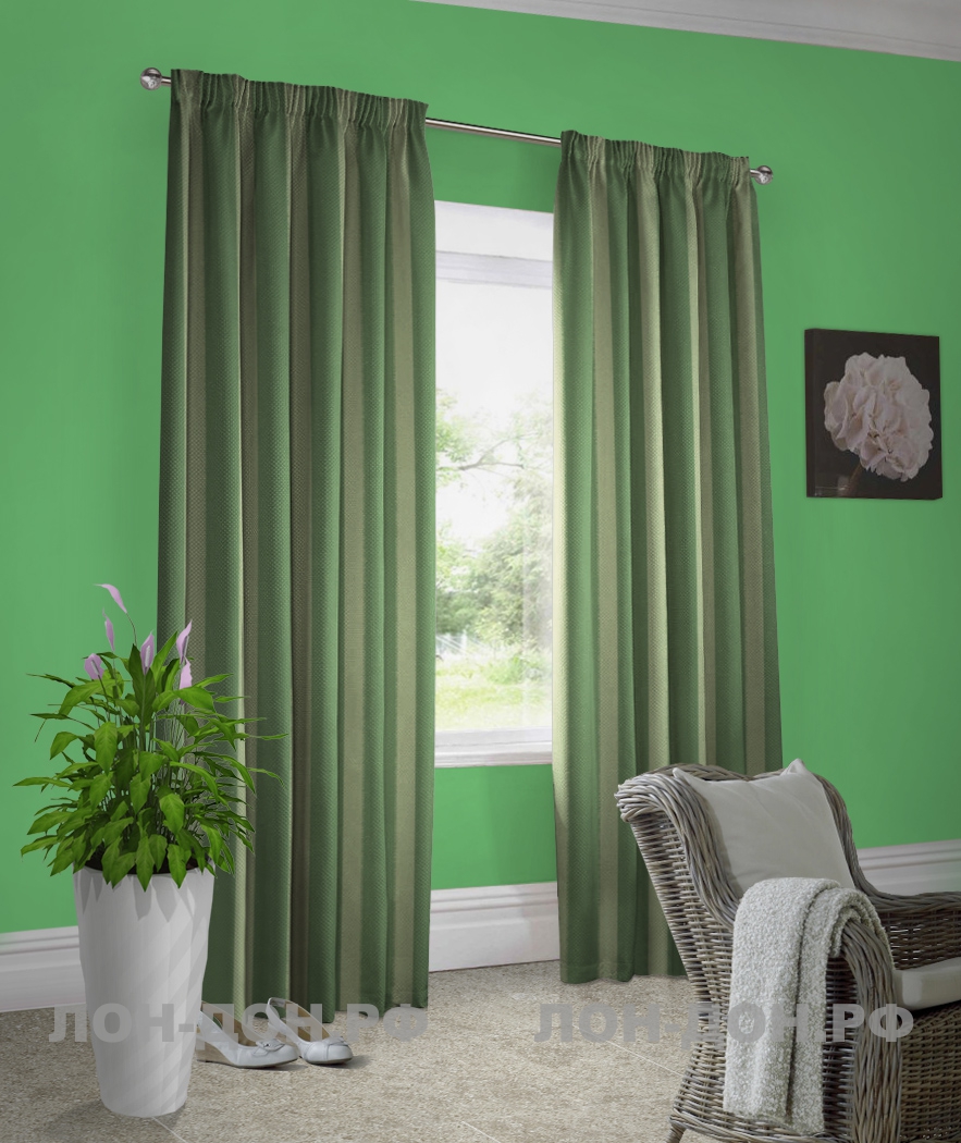 Зеленые стены — темно-зеленые шторы в полоску цвета хаки